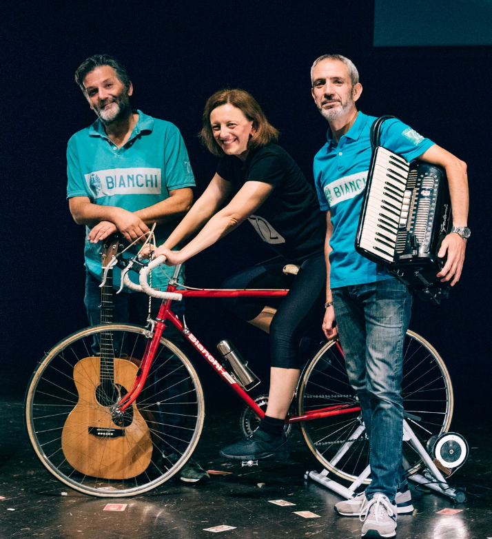 Maria Giulia Campioli, Francesco Grillenzoni e Stefano Garuti con la bicicletta e gli strumenti di Alfonsina, corridora.
